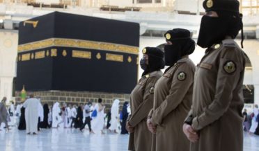 سعودی خواتین گارڈز حرم کعبہ میں فرائض سرانجام دے رہی ہیں