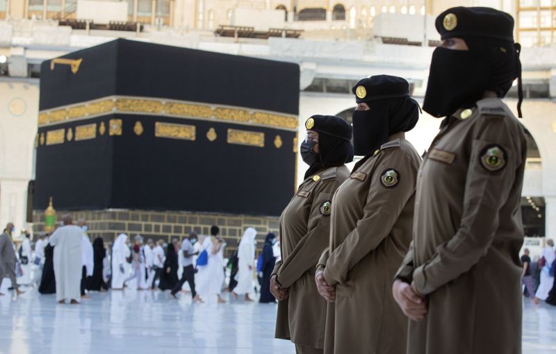 بیت اللہ اور مسجد نبوی میں تعینات  سعودی خواتین گارڈز کی تصاویر وائرل