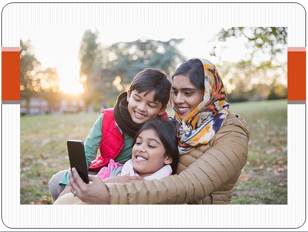 مسلمان ماں بیٹے اور بیٹے کے ساتھ موبائل پر سیلفی لیتےہوئے