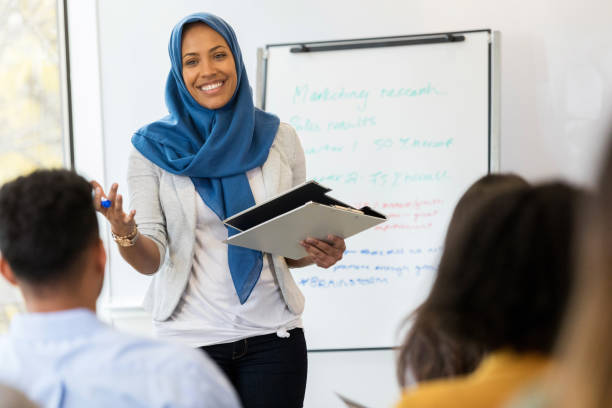 باحجاب مسلمان استاد کلاس میں پڑھاتے ہوئے