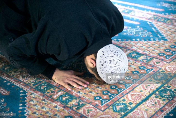 مسلمان نوجوان نماز میں سجدہ کرتے ہوئے