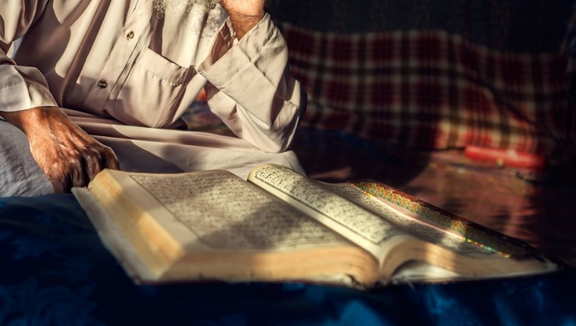 مسلمان بزرگ قرآن مجید پڑھتے ہوئے