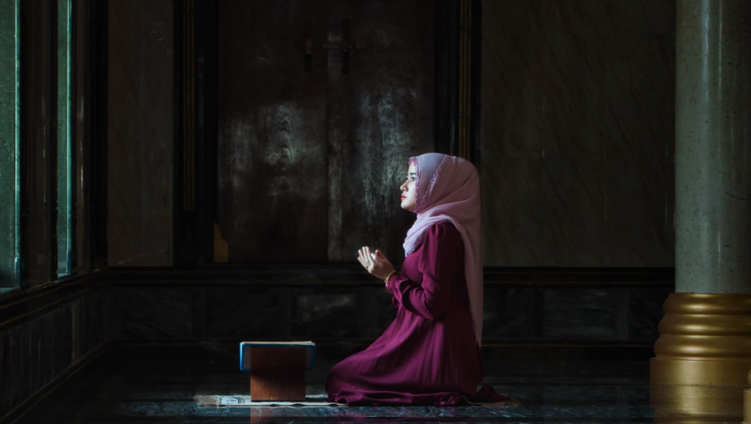 مسلمان نوجوان خاتون مسجد میں دعا مانگ رہی ہے