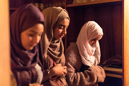 نوجوان مسلمان خواتین نماز پڑھ رہی ہیں