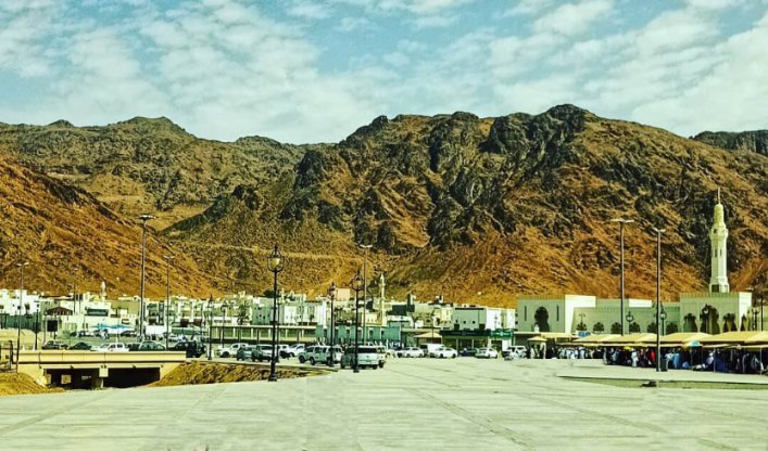 جبل احد ( مدینہ منورہ ، سعودی عرب ) اور میدان احد جہاں جنگ ہوئی