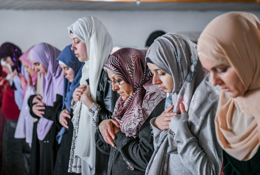 مسلمان خواتین نماز پڑھ رہی ہیں