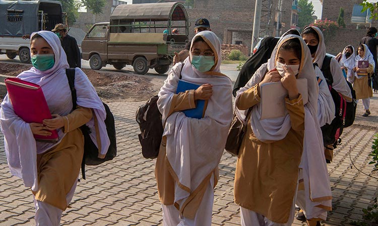 پاکستان کے ایک نجی تعلیمی ادارے کی طالبات سکول جا رہی ہیں