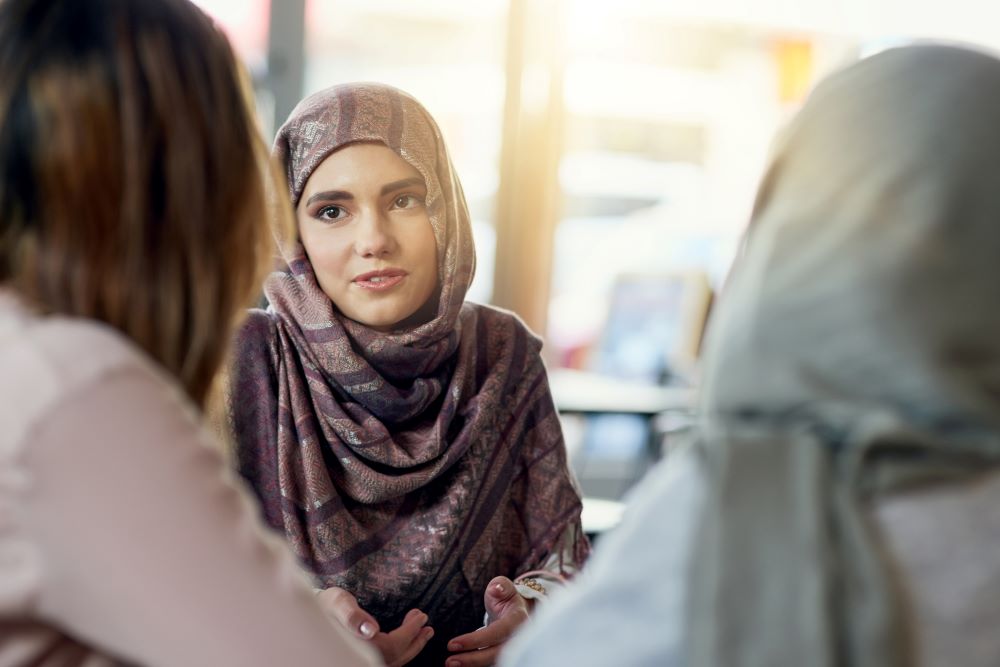 مسلم خواتین آپس میں گفتگو کرتے ہوئے