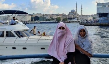 مضمون نگار اور ان کی صاحبزادی استنبول میں ، عقب میں ینی مسجد