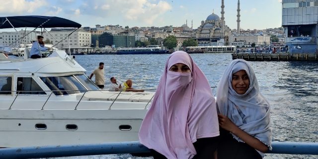 مضمون نگار اور ان کی صاحبزادی استنبول میں ، عقب میں ینی مسجد