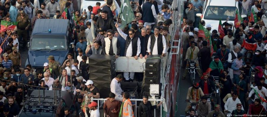تحریک انصاف کے لانگ مارچ کا چوتھا دن ، عمران خان کا موقف بدل چکا ہے ؟
