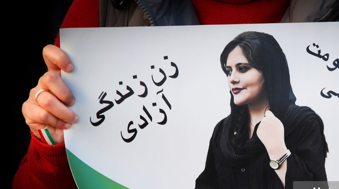 مھسا امینی کی ہلاکت : ایران میں احتجاج انقلاب میں بدل رہا ہے ؟