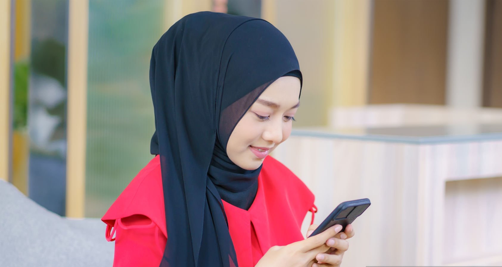 خوبصورت نوجوان باحجاب مسلمان خاتون موبائل فون استعمال کرتے ہوئے