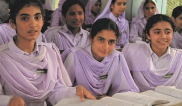 گرلز ہائی سکول کی طالبات کمرہ جماعت میں