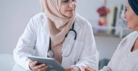 باحجاب مسلمان ڈاکٹر مریضہ سے گفتگو کرتے ہوئے
