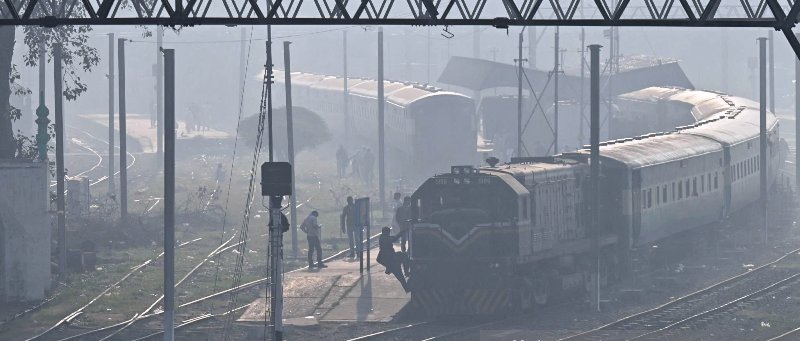 سموگ میں ٹرین ، لاہور ، پاکستان