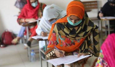 پاکستانی طالبہ کمرہ امتحان میں لکھ رہی ہے