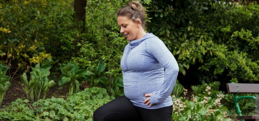 حاملہ خاتون ورزش کرتے ہوئے