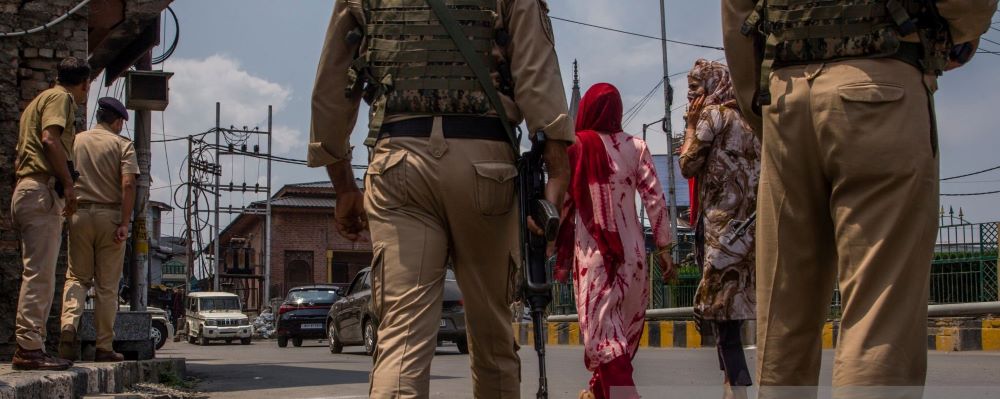 کشمیری خواتین اور بھارتی پولیس