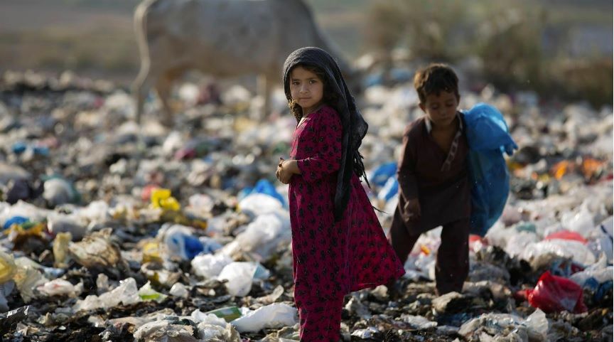 غربت کے مارے دو بچے کچرے کے ڈھیر پر