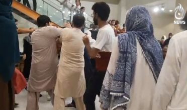 سیل میلہ پر خواتین کی لڑائی