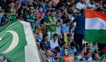 پاکستان اور بھارت کے کرکٹ میچ میں تماشائی بھارتی پرچم اور پاکستانی پرچم کے ساتھ
