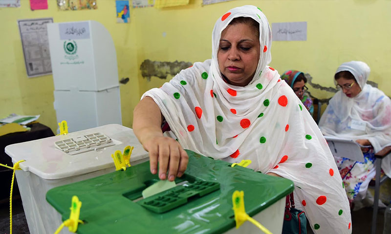 پاکستانی-خاتون-ووٹ-کاسٹ-کرتے-ہوئے