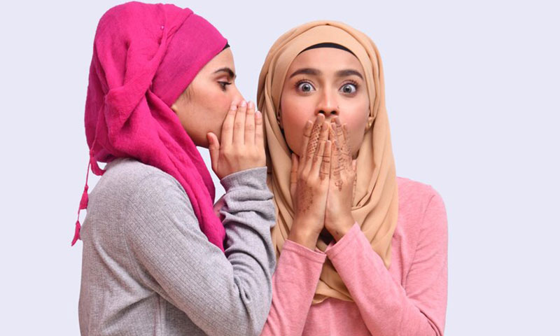 ایک-باحجاب-مسلمان-نوجوان-خاتون-دوسری-خاتون-کے-کان-میں-کھسر-پھسر-کر-رہی-ہے