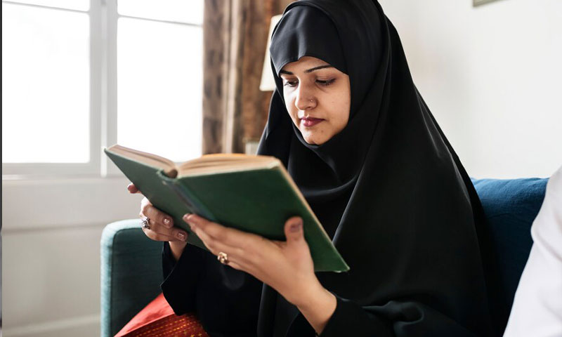 باحجاب-مسلمان-خاتون-قرآن-مجید-کا-مطالعہ-کرتے-ہوئے