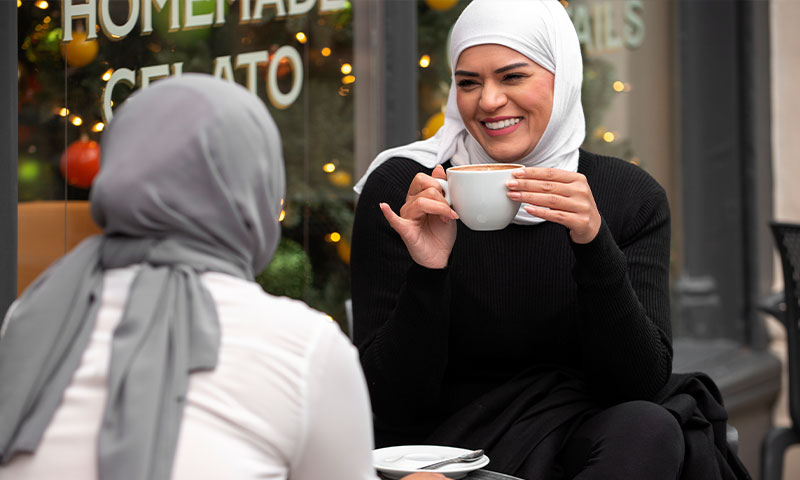 دو-باحجاب-مسلمان-خواتین-گفتگو-کرتے-ہوئے-چائے-کے-کپ-کے-ساتھ