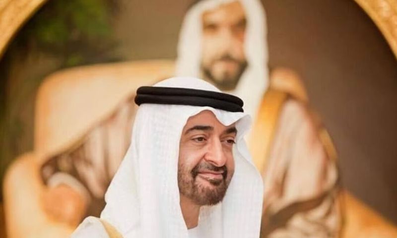 متحدہ عرب امارات کے صدر شیخ محمد بن زاید اپنے والد شیخ زاید کے پورٹریٹ کے سامنے