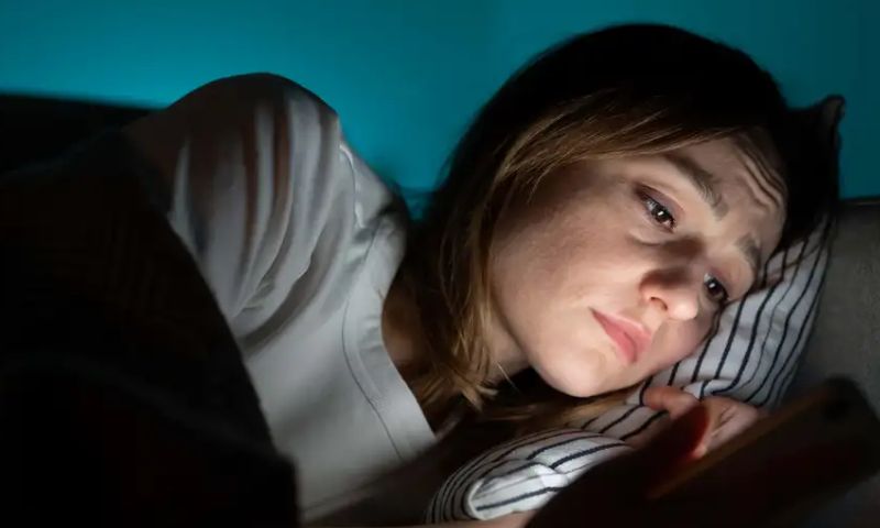   رات گئے آن لائن رہنے کی عادت ذہنی صحت کو کیسے متاثر کرتی ہے؟