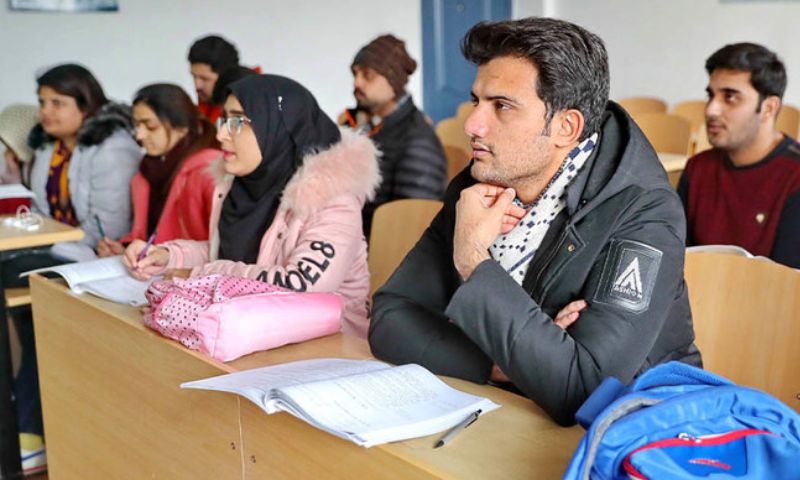 پاکستان پیٹرولیم نے طلبہ کو اسکالرشپس اور نوجوانوں کے لیے ہنر و روزگار کے مواقع فراہم کرنے کا اعلان کردیا