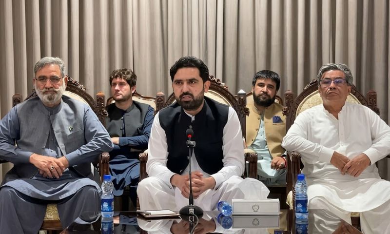 پی ٹی آئی خیبر پختونخوا میں شدید پھوٹ: پارلیمانی اجلاس میں تلخ کلامی، 70 سے زائد اراکین غیرحاضر
