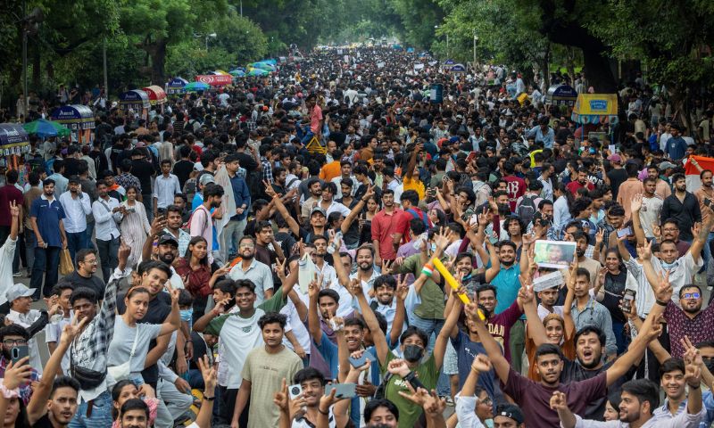 ایک امتحانی اسکینڈل نے بھارت کی مودی حکومت کو کیسے ہلا دیا؟