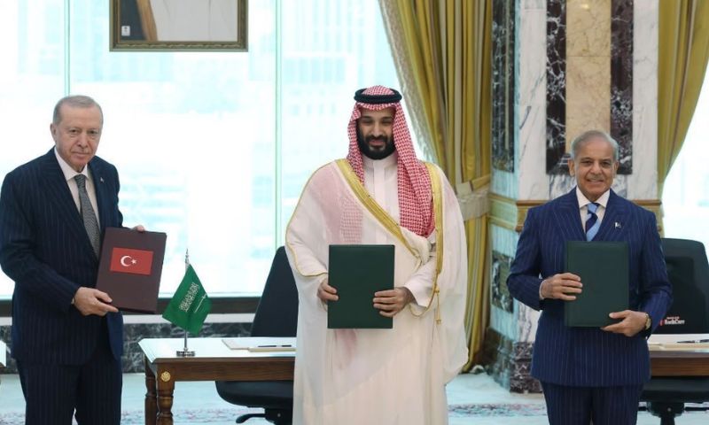 ، پاکستان، سعودی عرب اور ترکیہ نے تاریخی مشترکہ دفاعی معاہدہ پر دستخط کردئیے